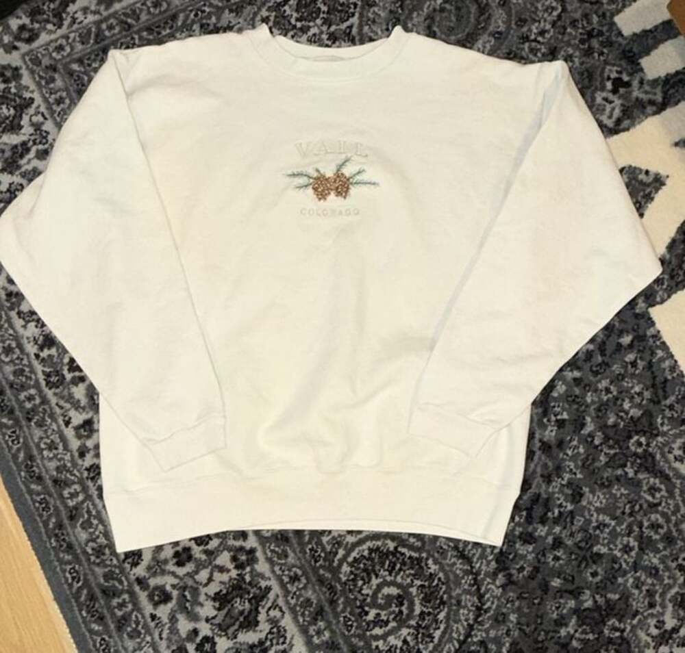 Vintage Vail Colorado Embroidered Pine Cone White Crewneck Sweatshirt